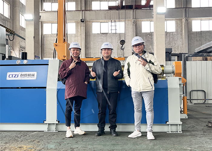 菲律賓客戶蒞臨創(chuàng)圖機(jī)械考察——全自動(dòng)四輥卷板機(jī)